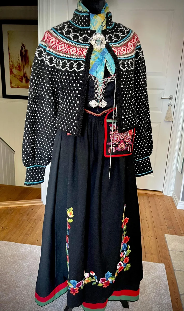 Utstillingsjakke selges, modell Cecilie tilpasset Vest-Agderbunaden - Image 3
