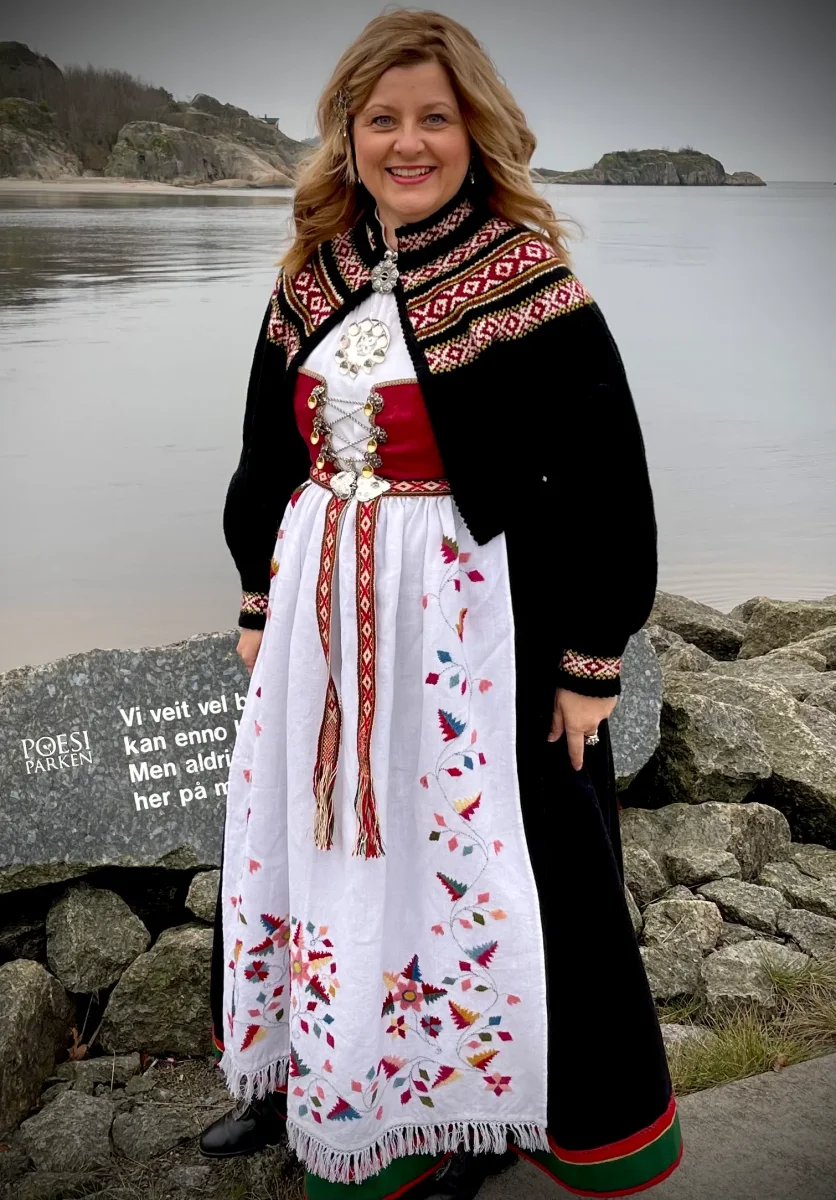 Utstillingsjakke selges, modell Anita tilpasset Åmlibunad - Image 6