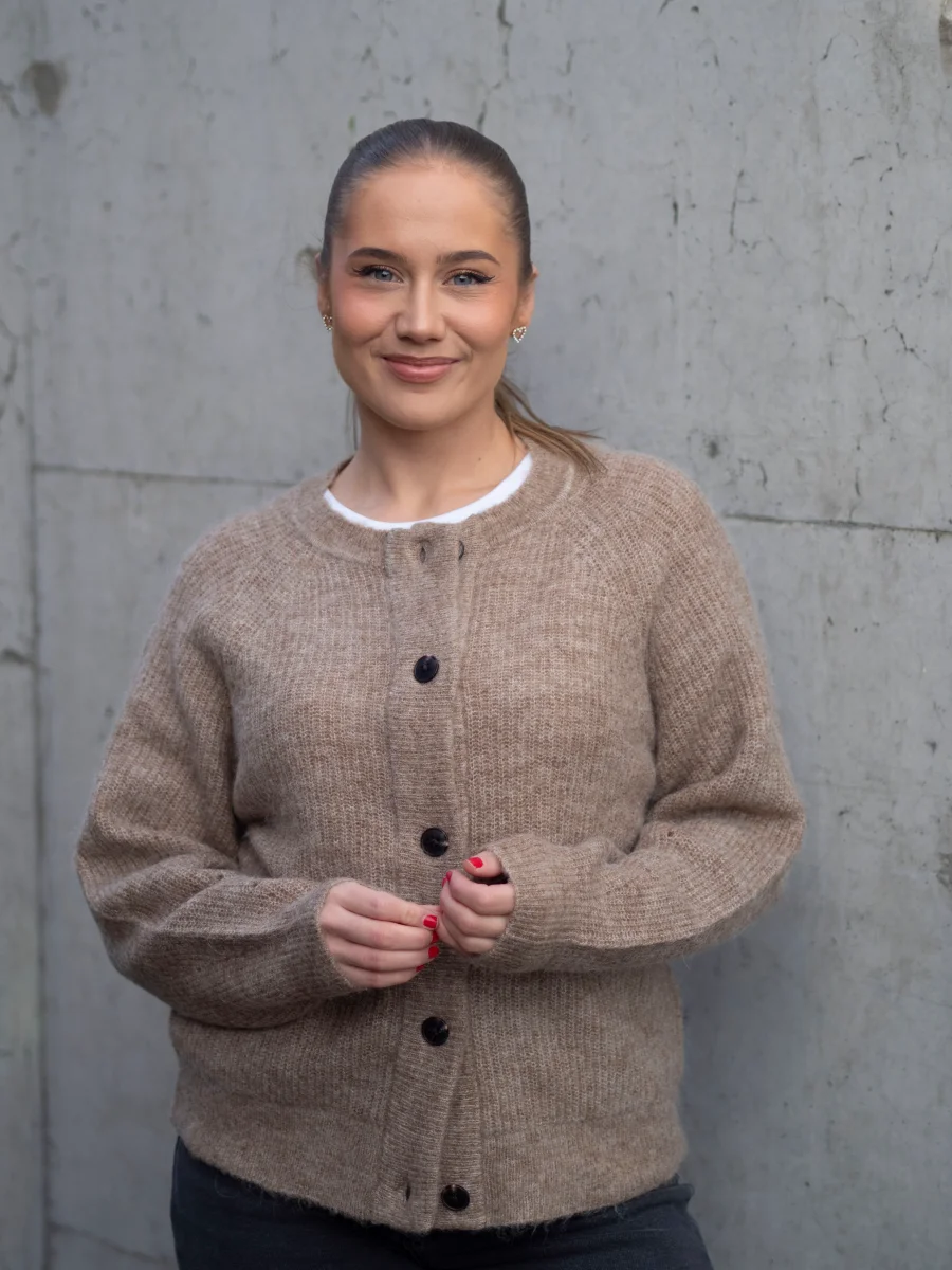 Lulu LS knit Short Cardigan Lysebrun - Image 4
