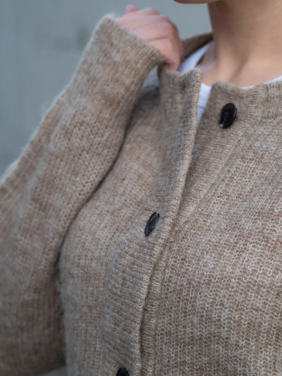 Lulu LS knit Short Cardigan Lysebrun - Image 3